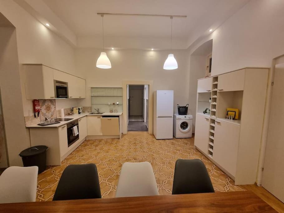 Sissi Royal Suite - Inner City 4 Bedroom Apartment Bécs Kültér fotó
